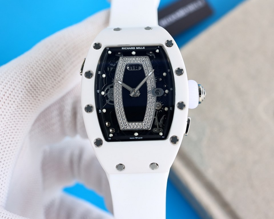 Richard Mille (RM037) women's carbon fiber ceramic watch series This watch is from Australia actress Margot Robbie endorsement of new products. This watch is made of stainless steel case overlay, the case is made of natu