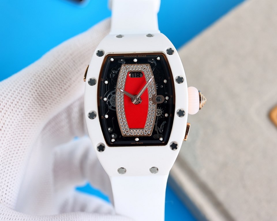 Richard Mille (RM037) women's carbon fiber ceramic watch series This watch is from Australia actress Margot Robbie endorsement of new products. This watch is made of stainless steel case overlay, the case is made of natu