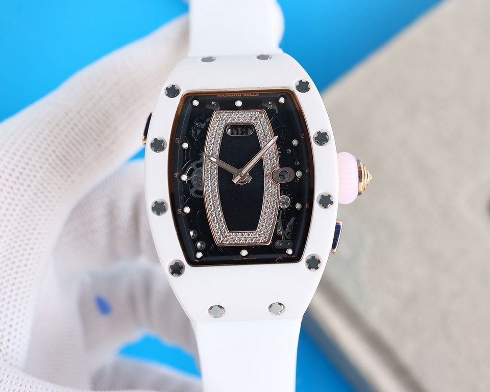 Richard Mille (RM037) women's carbon fiber ceramic watch series This watch is from Australia actress Margot Robbie endorsement of new products. This watch is made of stainless steel case overlay, the case is made of natu