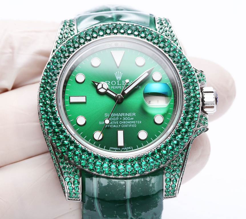 First time arrival, player poison, perfect restoration of the most expensive Rolex Full Sky watch ever made, the Submariner Pavé Diamond Special! The bezel, case, bracelet, and clasp are all densely set with the finest S