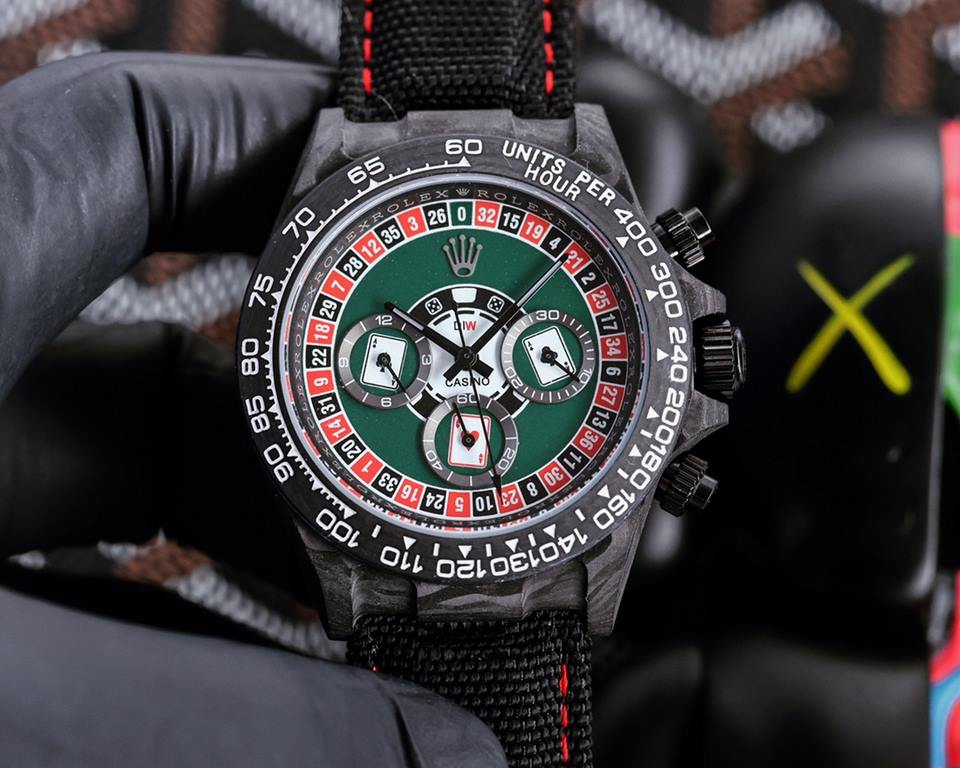 The Rolex ROLEX Cosmic Daytona in Carbon Fiber Custom Edition is not only light to wear and tough on the outside, but each watch has a unique carbon fiber pattern. And each watch has a unique carbon fiber pattern. Case] 