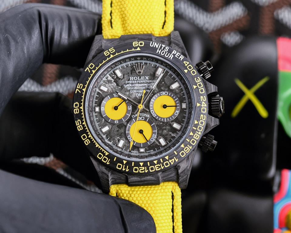 The Rolex ROLEX Cosmic Daytona in Carbon Fiber Custom Edition is not only light to wear and tough on the outside, but each watch has a unique carbon fiber pattern. And each watch has a unique carbon fiber pattern. Case] 