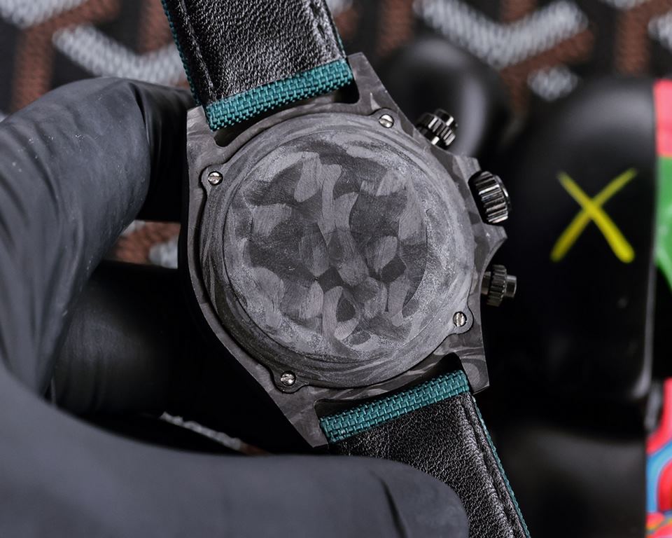 The Rolex ROLEX Cosmic Daytona in Carbon Fiber Custom Edition is not only light to wear and tough on the outside, but each watch has a unique carbon fiber pattern. And each watch has a unique carbon fiber pattern. Case] 