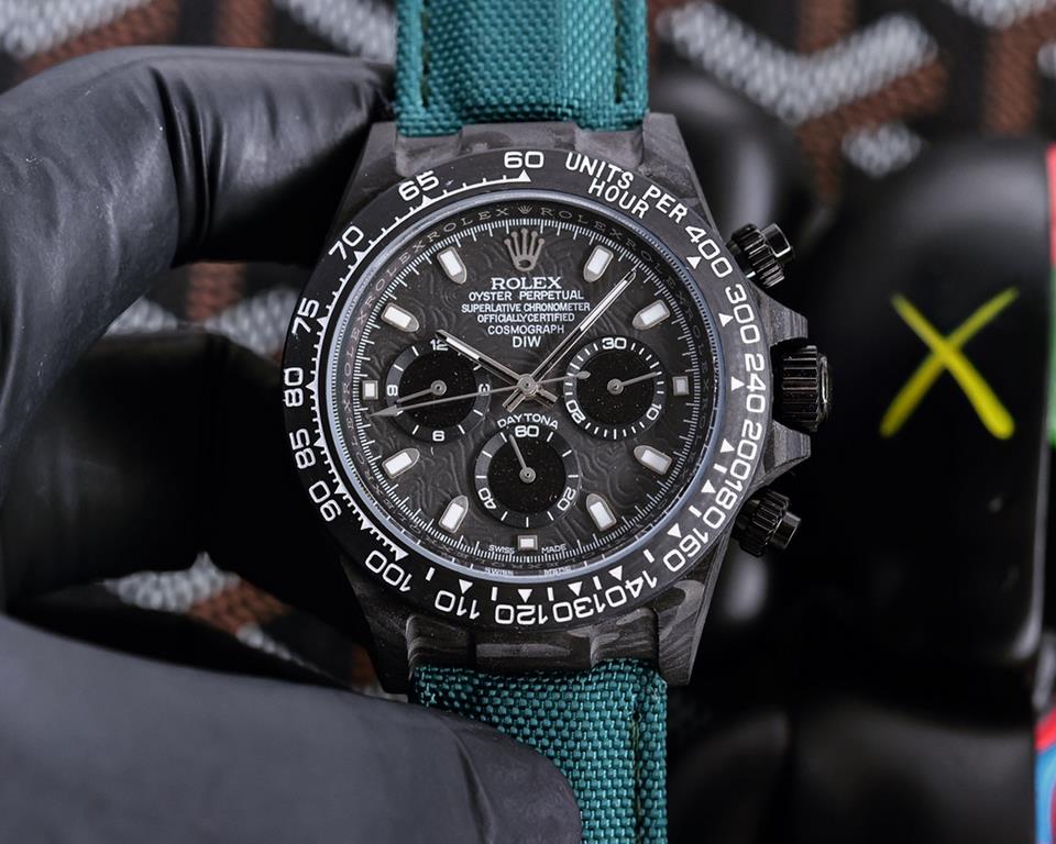 The Rolex ROLEX Cosmic Daytona in Carbon Fiber Custom Edition is not only light to wear and tough on the outside, but each watch has a unique carbon fiber pattern. And each watch has a unique carbon fiber pattern. Case] 