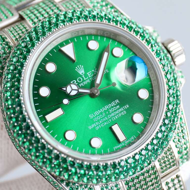 First time arrival, player poison, perfect restoration of the most expensive Rolex Full Sky watch ever made, the Submariner Pavé Diamond Special! The bezel, case, bracelet, and clasp are all densely set with the finest S