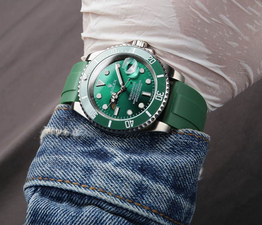 . (Waterproof 5 degrees, can swim  !)The latest Rolex Submariner series upgraded version of the watch, the Sun, Moon and Stars series, equipped with original imported 8217 movement (0 return 0 after-sales), 9 digits pers