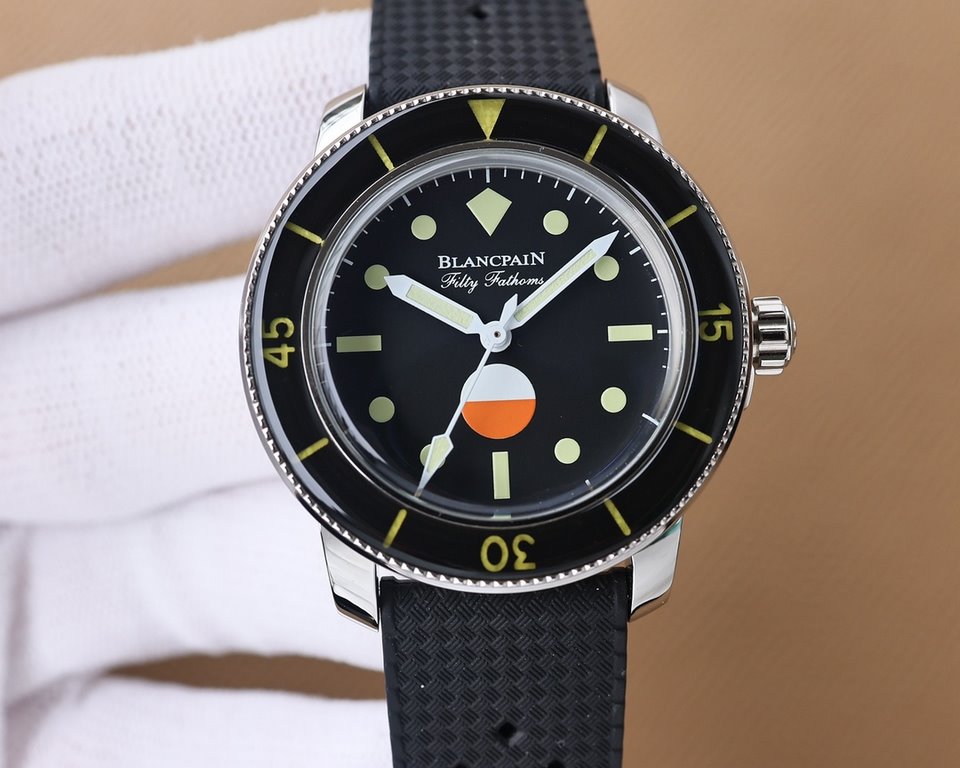 . Blancpain Fifty Fathoms [Barracuda] Watch1   known as the Blancpain in the face of the peak! The dial has a black background, the scale is made of aged red and beige colors superimposed, the bubble-shaped sapphire crys