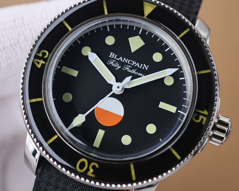 . Blancpain Fifty Fathoms [Barracuda] Watch1   known as the Blancpain in the face of the peak! The dial has a black background, the scale is made of aged red and beige colors superimposed, the bubble-shaped sapphire crys