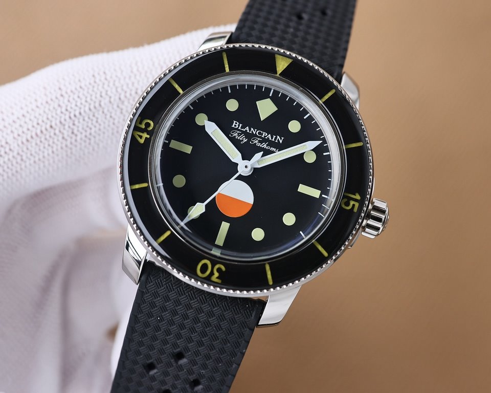 . Blancpain Fifty Fathoms [Barracuda] Watch1   known as the Blancpain in the face of the peak! The dial has a black background, the scale is made of aged red and beige colors superimposed, the bubble-shaped sapphire crys