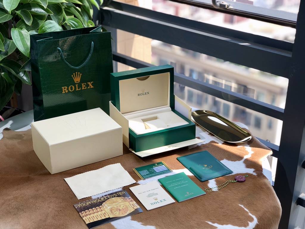 Wholesale box Support Hong Kong, U.S. direct mailA must have for the rich and powerfulThe best Rolex without one!Black with goldWhite with gold.Still imported movement! Stable timekeeping!