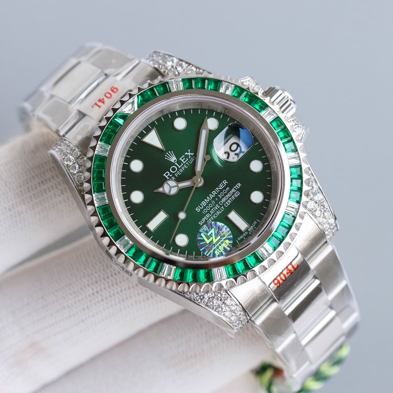 A luxury masterpiece, the Rolex SUB Submariner Rear Diamond Customized! It's a fusion of luxury sparkle and never-fading color, and it's a classic and trendy choice!Each diamondfancy color gem from Austria (Swarovski ori