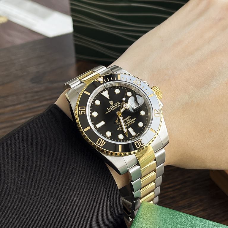 Top of the line gold clad model! Rolex Submariner series is a model of classic watches, this watch gold noble and bright and stainless steel solid and matchless in one, King Kong combination makes the watch more atmosphe