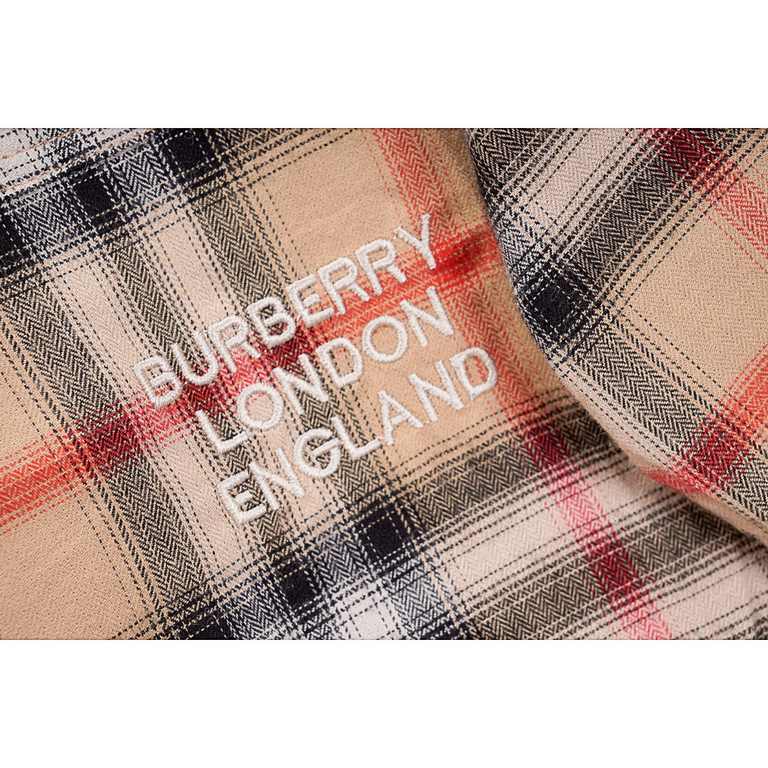 BurberryBurberry Check Embroidered Letter Long Sleeve ShirtSize：XS S M LBBR's most iconic classic striped shirt is a bestseller at the counter. The fabric is made of double stranded 80 woven twill fabric, checkered count