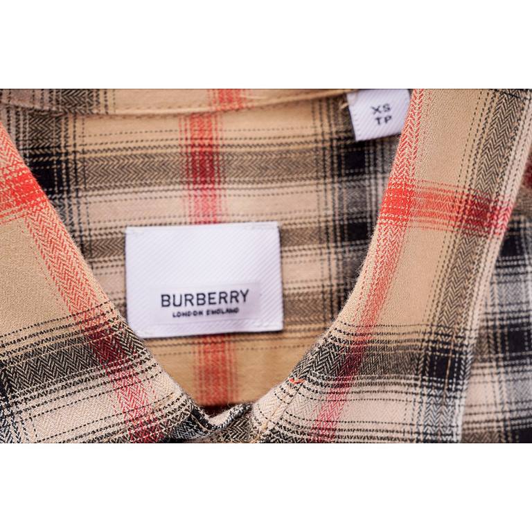 BurberryBurberry Check Embroidered Letter Long Sleeve ShirtSize：XS S M LBBR's most iconic classic striped shirt is a bestseller at the counter. The fabric is made of double stranded 80 woven twill fabric, checkered count