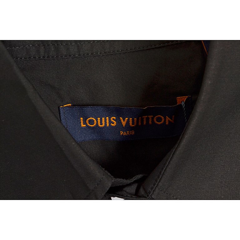 LouisVuittonLouis Vuitton LV 22ss Chest Label Overhead ShirtSize：XS S M LZp purchased, first pattern. The fabric is customized swoop silk, silky and breathable on the top. Infrared positioning tailoring, custom shell hea