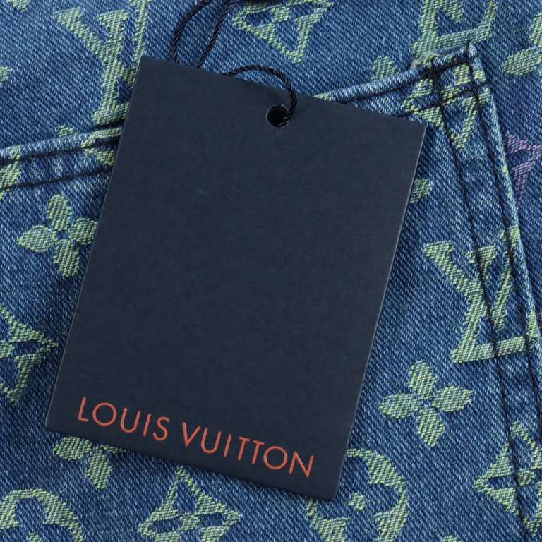 Louis Vuitton  Louis Vuitton 23ss Rainbow Monogram Jacquard Denim ShortsThis short-sleeve denim short features an all-over Rainbow Monogram jacquard weave, which showcases the interplay of pastel hues.This short-sleeve d