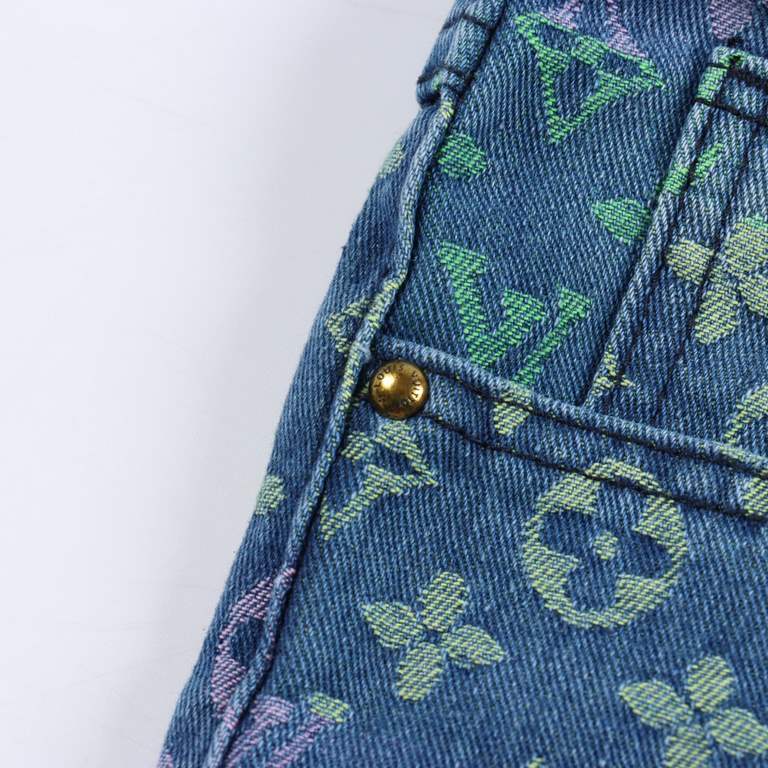 Louis Vuitton  Louis Vuitton 23ss Rainbow Monogram Jacquard Denim ShortsThis short-sleeve denim short features an all-over Rainbow Monogram jacquard weave, which showcases the interplay of pastel hues.This short-sleeve d