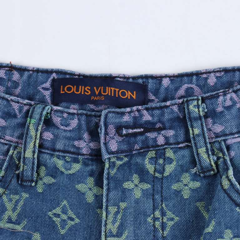 Louis Vuitton  Louis Vuitton 23ss Rainbow Monogram Jacquard Denim ShortsThis short-sleeve denim short features an all-over Rainbow Monogram jacquard weave, which showcases the interplay of pastel hues.This short-sleeve d