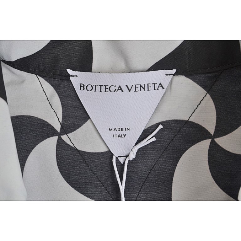 Bottega Veneta BV 22ss tech fabric wave triangle pinwheel pattern short sleeve shirtSize：S M LCounter price 7700Crafted with a double-sided print and 100% nylon. Positive garment gated pair of flowers, hand cut. Three-ho