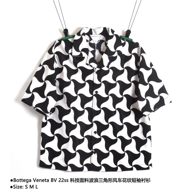 Bottega Veneta BV 22ss tech fabric wave triangle pinwheel pattern short sleeve shirtSize：S M LCounter price 7700Crafted with a double-sided print and 100% nylon. Positive garment gated pair of flowers, hand cut. Three-ho