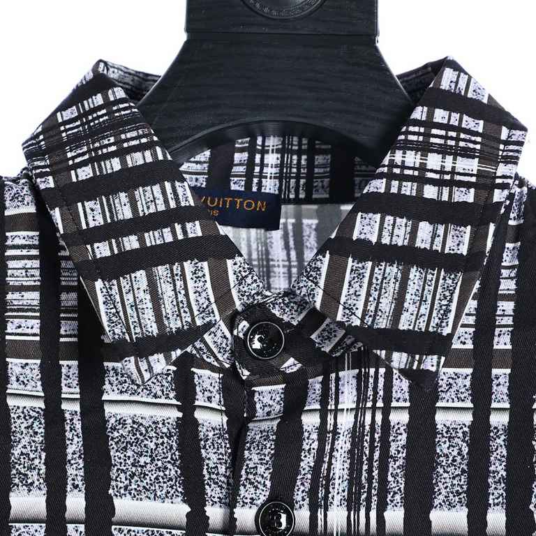 Louis Vuitton 23ss Cotton Shirt JacketA summery addition to geometric outerwear inspired by the classic patterns of the FallWinter 2023 catwalks The sharp checkered background is emblazoned with a scenic print that resem