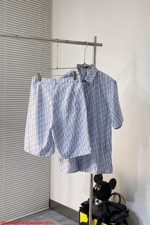 Dior, CD Home 2023aw Early Fall New ArrivalsBlue Silk Twill Striped and Oblique Printed Silk ShortsCounter price 15,000 for the topShorts 14,000DescriptionThis short-sleeved shirt highlights the classic Oblique print. It