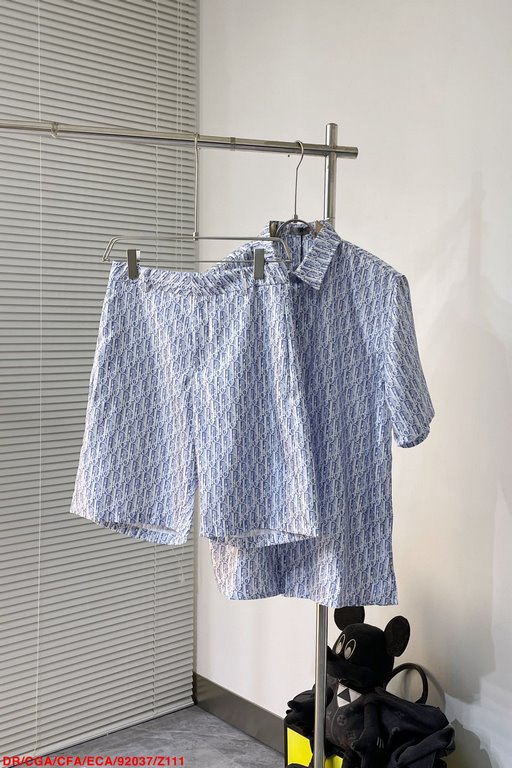 Dior, CD Home 2023aw Early Fall New ArrivalsBlue Silk Twill Striped and Oblique Printed Silk ShortsCounter price 15,000 for the topShorts 14,000DescriptionThis short-sleeved shirt highlights the classic Oblique print. It