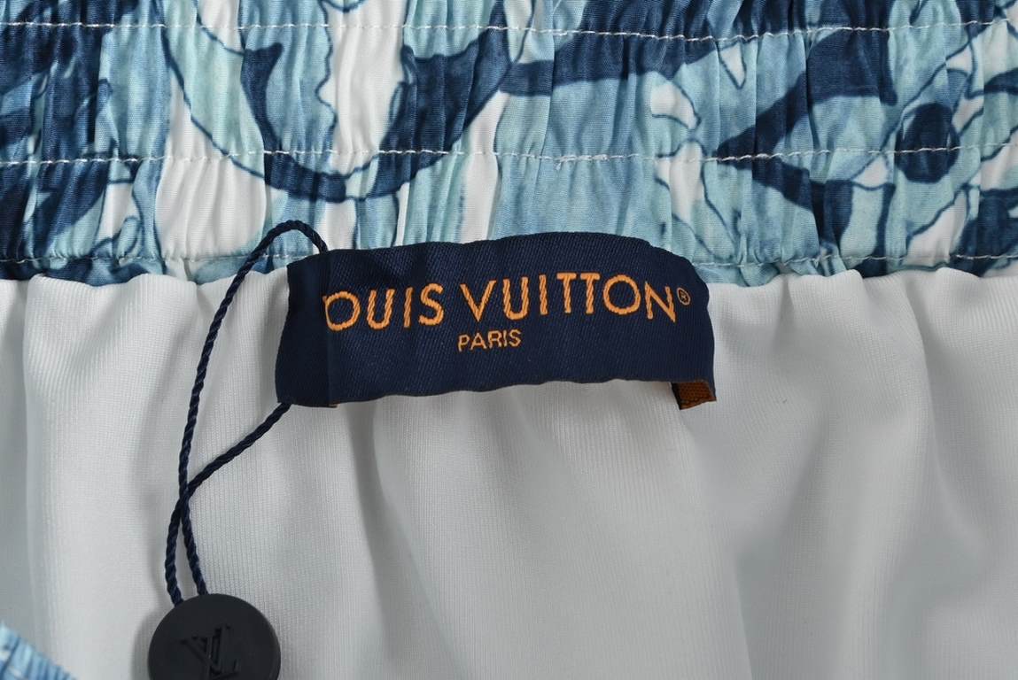 Louis VuittonLouis Vuitton 23ss Coral Seaweed Print ShortsThis fresh short-sleeved shirt features the collection's MonogramAquagarden pattern, whose coral and seaweed leaves and aqua hues are complemented by embroidered 