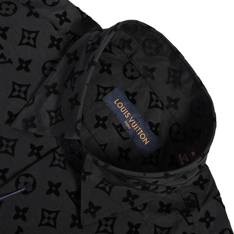 Louis VuittonLouis Vuitton 21Fw Full Print Flocked Logo ShirtThe use of high-count ultra-high density plain bottom fixed dyeing bluish black so that the bottom with the pattern color contrast, the pattern at the use of i