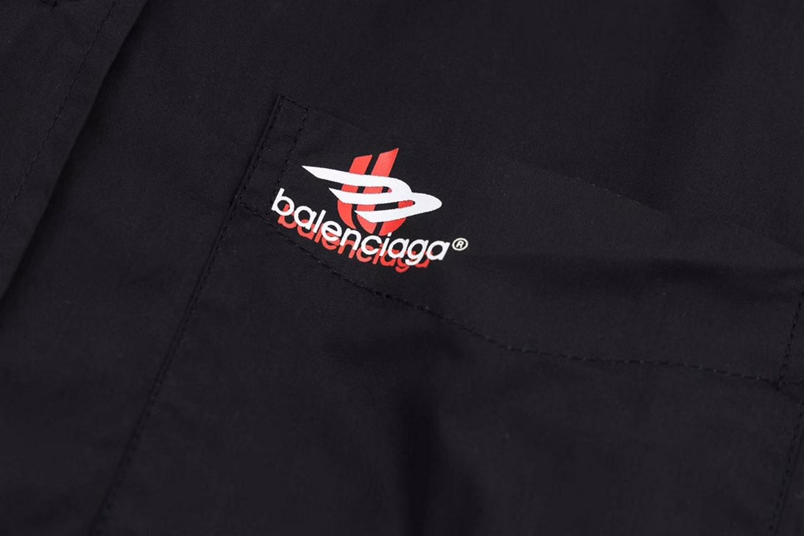 balenciag's new long-sleeved shirt for spring 23. Classic heavy shadow lettering with logo overlay in a three-dimensional cut. Men's and women's styles. Customized engraved logo buttonsColor black. color black. white.Siz