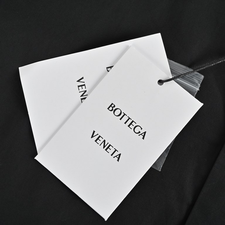 BOTTEGA VENETABV 23ss Side Woven Short Sleeve ShirtThe fabrics are woven and dyed to order, starting at 3000 meters per color, and are exclusive! Side seam process requires special machines, also makes the production thr