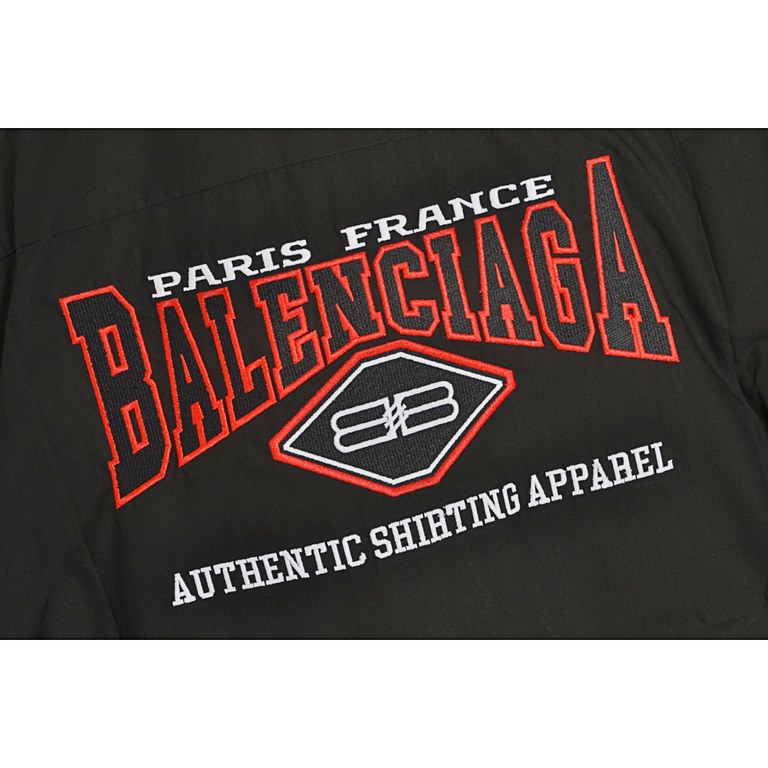 BalenciagaBalenciaga Blcg Back Double B Slogan Embroidered Short Sleeve ShirtSize：37 38 39Poplin fabric Customized engraved buttons Imported machine embroidery on the back up to tens of thousands of stitches Closed-eye i