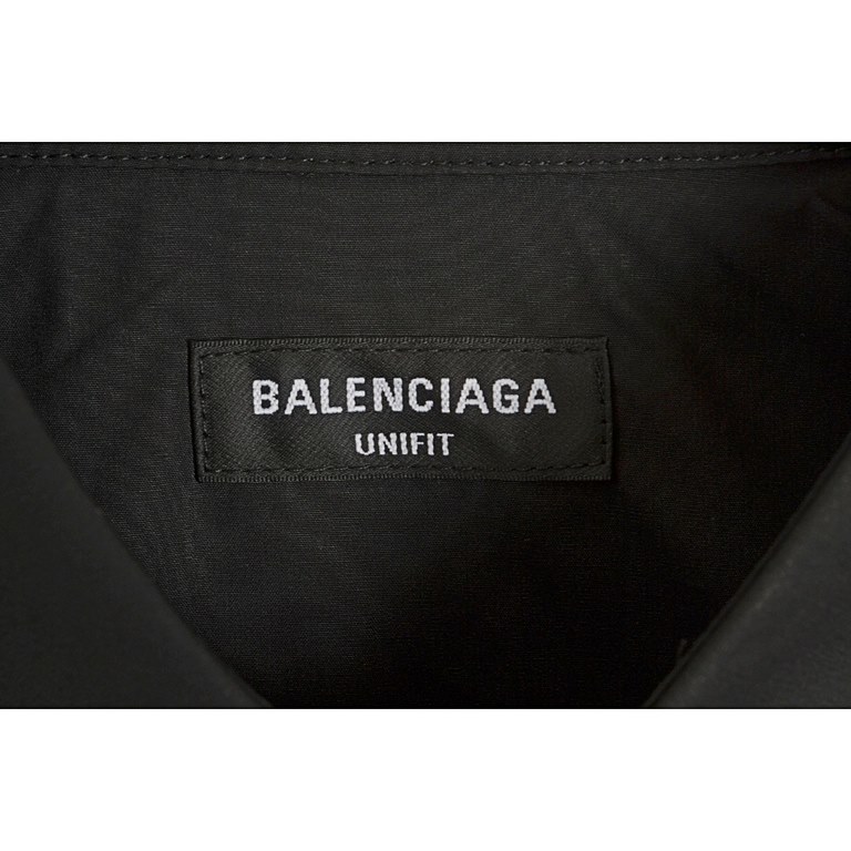 BalenciagaBalenciaga Blcg Back Double B Slogan Embroidered Short Sleeve ShirtSize：37 38 39Poplin fabric Customized engraved buttons Imported machine embroidery on the back up to tens of thousands of stitches Closed-eye i