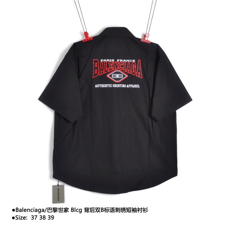 BalenciagaBalenciaga Blcg Back Double B Slogan Embroidered Short Sleeve ShirtSize：37 38 39Poplin fabric Customized engraved buttons Imported machine embroidery on the back up to tens of thousands of stitches Closed-eye i