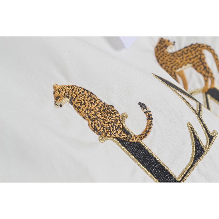 LANVINLangfan 22ss Leopard Embroidered Long Sleeve ShirtSize：39 40 41 42The use of 100% cotton shirt fabric, OS version of the cut on the upper body more relaxed and comfortable, embroidery by the latest models of Tajima