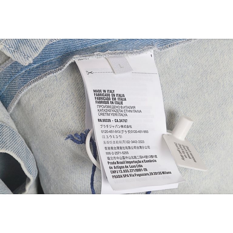 PradaPrada 22FW Washed Denim Short Sleeve ShirtSize：S M LThis year's latest washed craft models purchased in April, adjusting the color tone version of the process cost nearly 10,000 pieces, the fabric used is 7 × 7 Sail