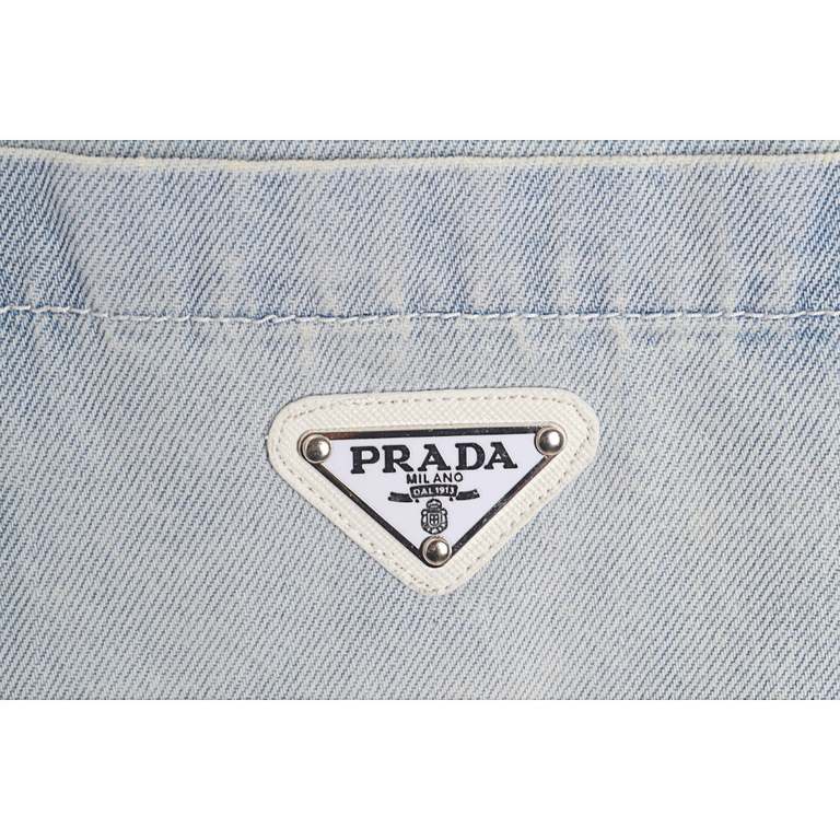 PradaPrada 22FW Washed Denim Short Sleeve ShirtSize：S M LThis year's latest washed craft models purchased in April, adjusting the color tone version of the process cost nearly 10,000 pieces, the fabric used is 7 × 7 Sail