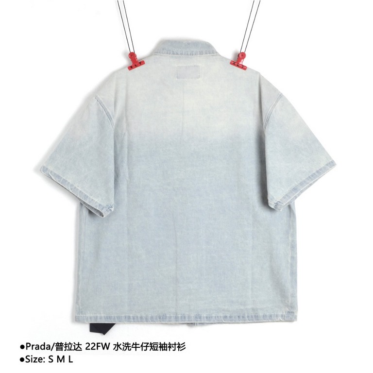 PradaPrada 22FW Washed Denim Short Sleeve ShirtSize：S M LThis year's latest washed craft models purchased in April, adjusting the color tone version of the process cost nearly 10,000 pieces, the fabric used is 7 × 7 Sail