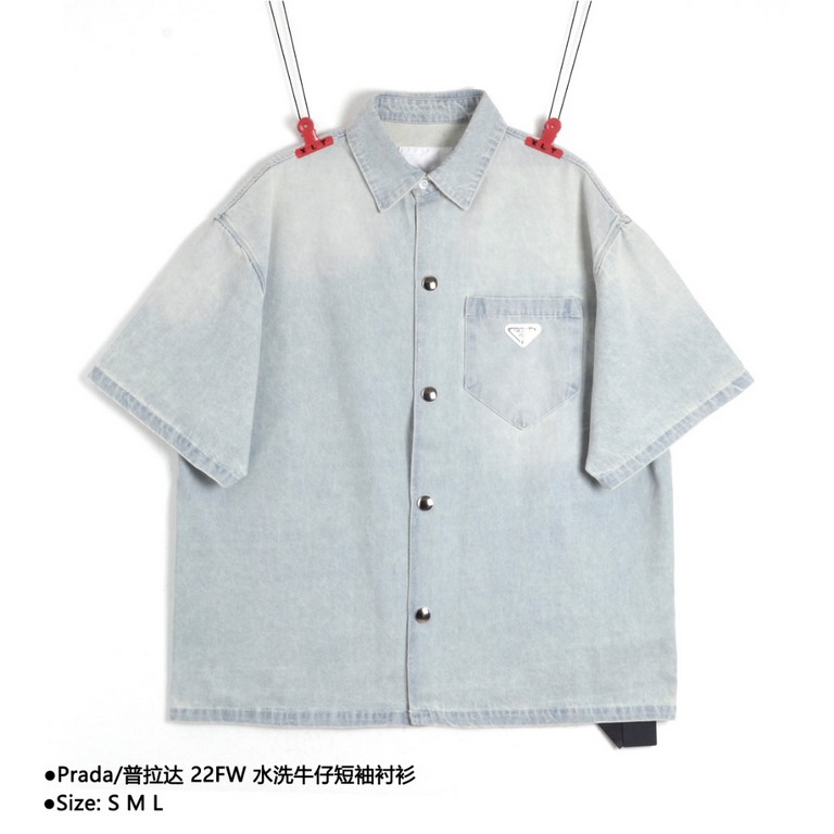 PradaPrada 22FW Washed Denim Short Sleeve ShirtSize：S M LThis year's latest washed craft models purchased in April, adjusting the color tone version of the process cost nearly 10,000 pieces, the fabric used is 7 × 7 Sail