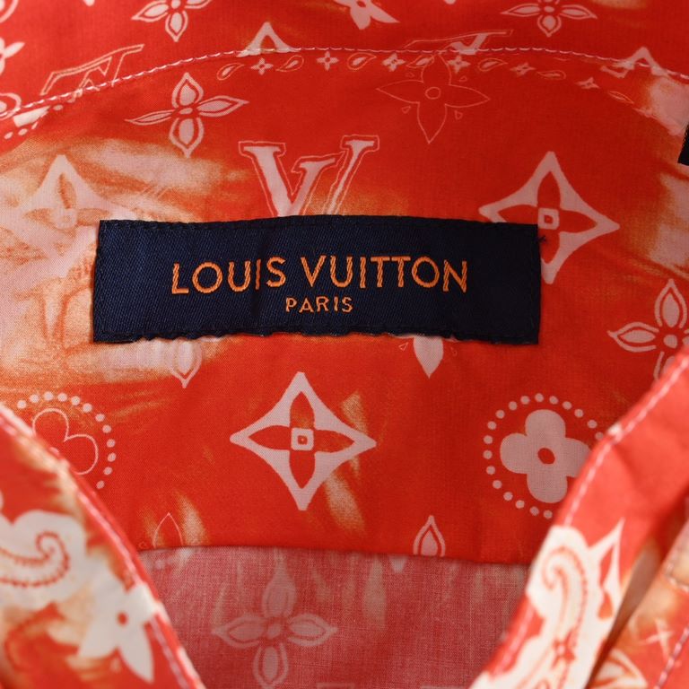 Louis Vuitton 22ss Cashew Flower Short Sleeve ShirtThis short-sleeved shirt features the season's Monogram silk scarf print across the entire width, with an eye-catching tie-dye effect. The double-pointed collar makes a 