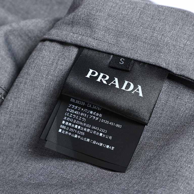 PRADA Prada PRD 23FW Wool Zipper Long Sleeve Shirt JacketA playful mix-and-match design, this Oversize classic collar cotton shirt subverts traditional style with a sporty zipper closure, a beautiful color palette and li