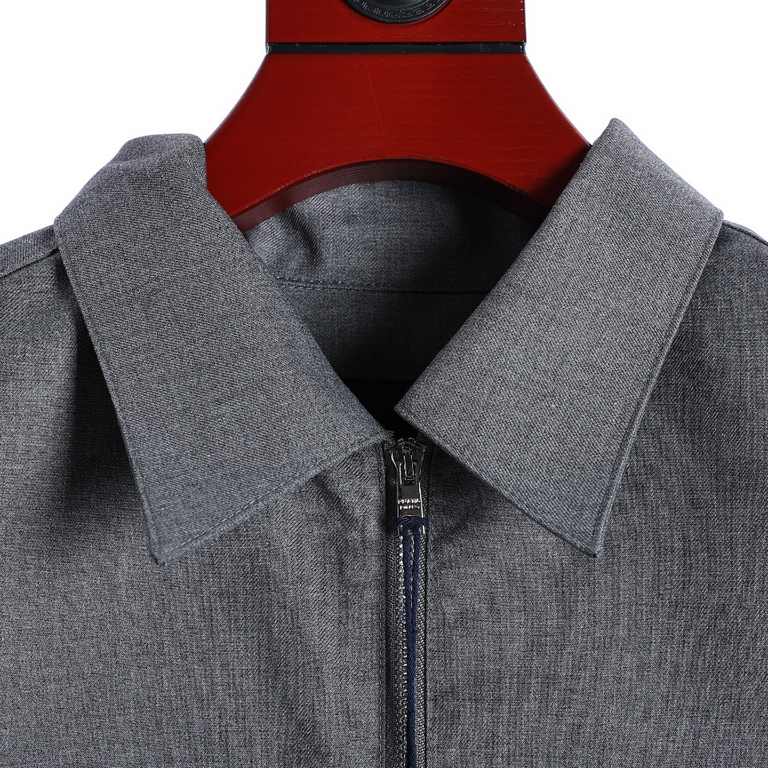 PRADA Prada PRD 23FW Wool Zipper Long Sleeve Shirt JacketA playful mix-and-match design, this Oversize classic collar cotton shirt subverts traditional style with a sporty zipper closure, a beautiful color palette and li