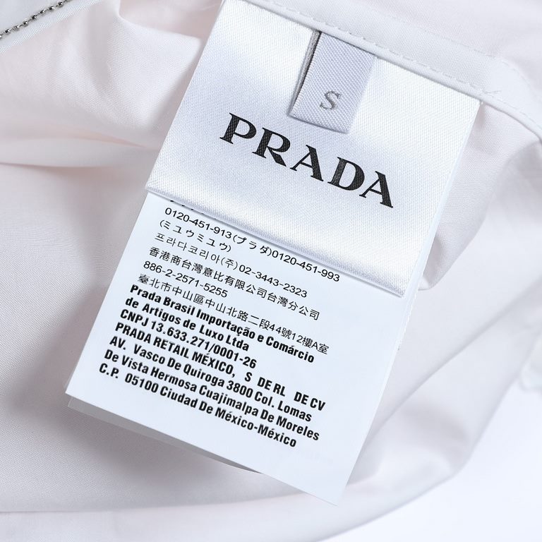 Prada Prada PRD 23SS Silver Trimmed Beaded Long Sleeve ShirtExclusive! Chain stitch embroidery with high obsolescence rate, loose silhouette with chain stitch embroidery on collar, cuffs and front, traditional collar, st