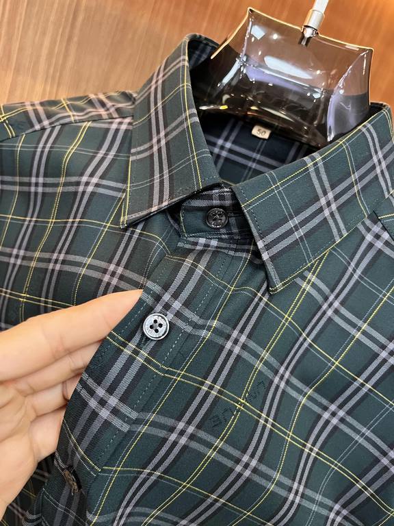 (High version) Burberry casual plaid shirtHas always been an essential item this season A good shirt highlights more than just temperament, counter models Details do unique Burberry shirt is very concerned about the qual