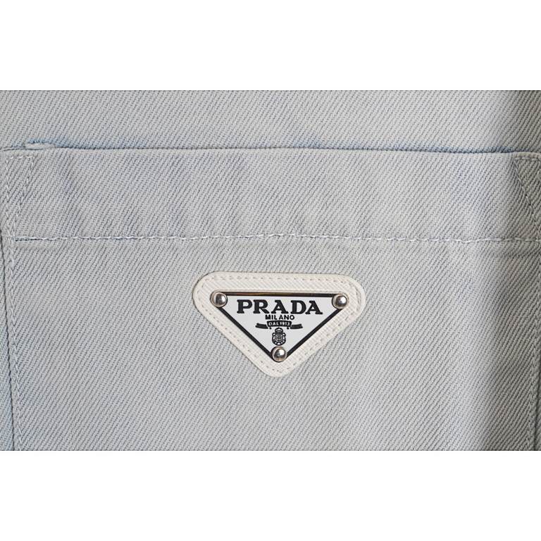 PradaPrada 22FW Washed Denim Long Sleeve ShirtSize：S M LThis year's latest washed craft models purchased in April, adjusting the color tone version of the process cost nearly 10,000, the fabric used is 7 × 7 Sailor Loop 