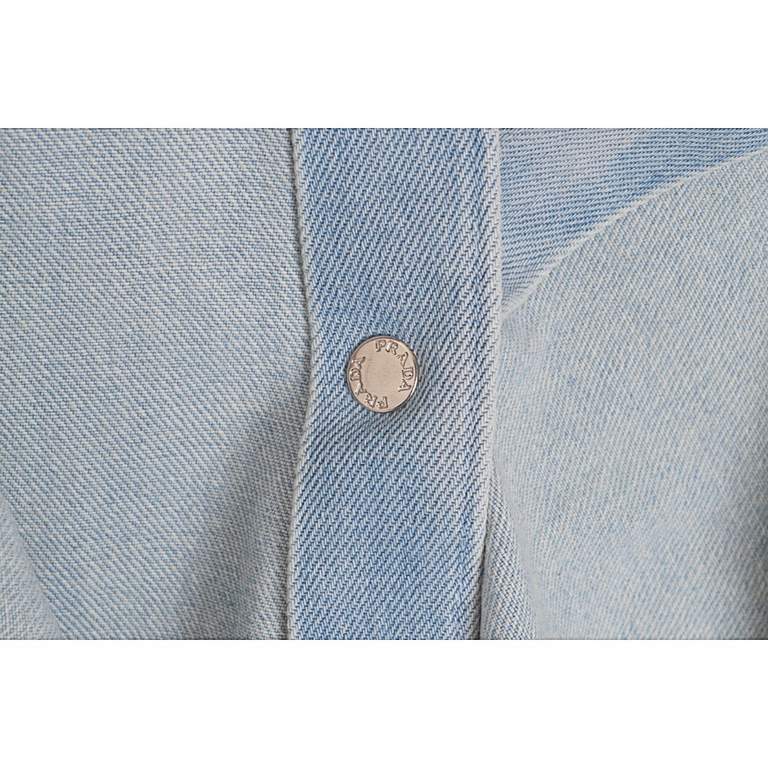 PradaPrada 22FW Washed Denim Long Sleeve ShirtSize：S M LThis year's latest washed craft models purchased in April, adjusting the color tone version of the process cost nearly 10,000, the fabric used is 7 × 7 Sailor Loop 