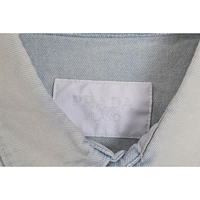 PradaPrada 22FW Washed Denim Long Sleeve ShirtSize：S M LThis year's latest washed craft models purchased in April, adjusting the color tone version of the process cost nearly 10,000, the fabric used is 7 × 7 Sailor Loop 