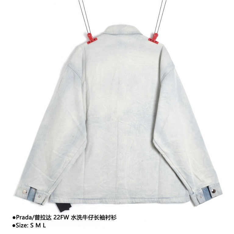 PradaPrada 22FW Washed Denim Long Sleeve ShirtSize：S M LThis year's latest washed craft models purchased in April, adjusting the color tone version of the process cost nearly 10,000, the fabric used is 7 × 7 Sailor Loop 