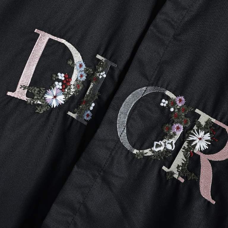 DIOR  Dior gradient floral embroidery shirt long sleeveThe front pattern uses imported embroidery thread, by 100,000 needle embroidery process to make Di pattern base, on the basis of embroidery combined with disperse dy