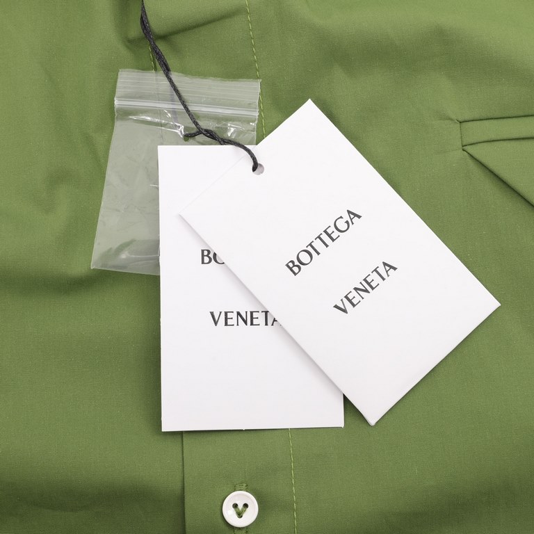 BOTTEGA VENETA Ploughman BV 23SS Side Woven Short Sleeve ShirtFabrics are custom woven and dyed, starting at 3000 meters per color, exclusive models! Side seam process requires special machine, also makes the production 